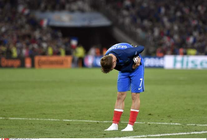 Antoine Griezmann s'incline devant la tribune des supporters français