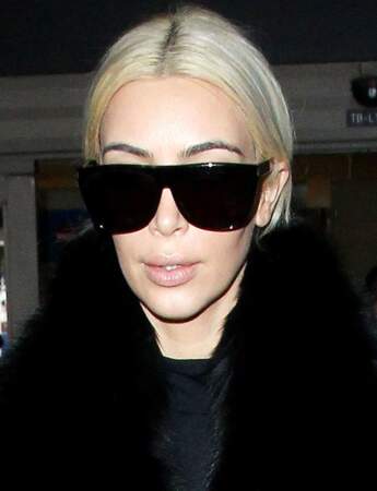 Quand Kim Kardashian n'est pas maquillée, Kim opte pour les lunettes XXL ! 
