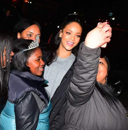 Les fans posent avec leur idole, Rihanna.