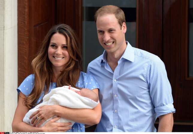 George à sa sortie de la maternité le 22 Juillet 2013 avec ses parents le duc et la duchesse de Cambridge