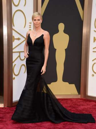 Charlize Theron en solo sur le tapis rouge des Oscars