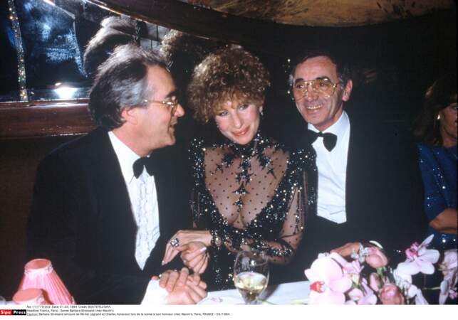 Barbra Streisand avec Michel Legrand et Charles Aznavour lors d'une soirée en son honneur chez Maxim's en 1984