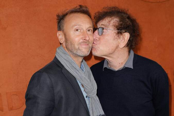 Alain Souchon embrasse son fils Charles Souchon, alias Ours