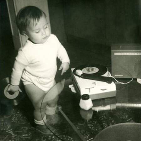 Cette semaine, c'est la mode des photos de bébé. Vous reconnaissez l'apprenti DJ ? Bob Sinclar !