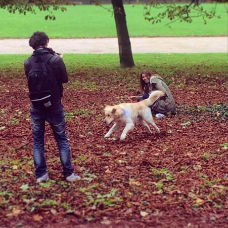 Laury Thilleman version dimanche : avec son chien en forêt !