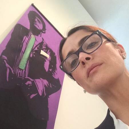 La voilà maintenant en train de faire un selfie avec une oeuvre du peintre Martial Raysse