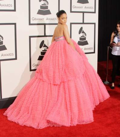 Rihanna se perd un peu dans son immense robe rose