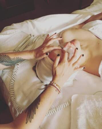 Petit massage pour Elisabeth Moss pour se détendre 