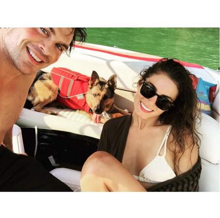 En famille aussi pour Ian Somerhalder, son épouse Nikki Reed et leur chien sur un lac.