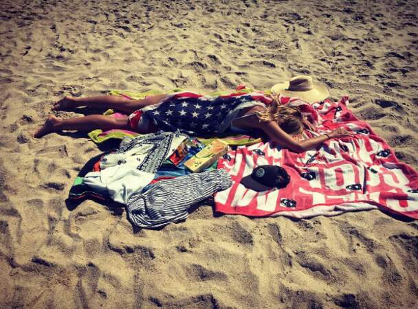 Tiens, Heidi Klum aussi possède un drap de plage "star-spangled banner"
