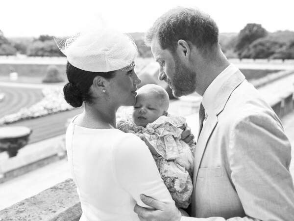 Ce 6 juillet, jour du baptême d'Archie, deux photos du bébé ont été dévoilées. Celle-ci, sublime, avec ses parents