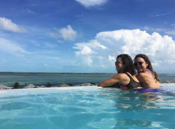 Soleil, piscine et copines : les vacances parfaites pour Nina Dobrev ! 