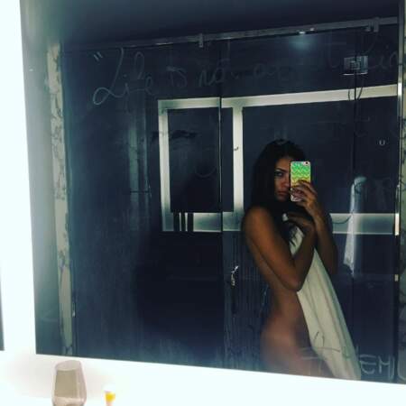 Adriana Lima a fait sa première photo nue sur Instagram. C'est vrai que ça pouvait plus attendre.