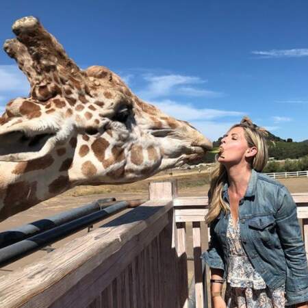 Et c'était chaud à Malibu entre Sarah Michelle Gellar et Stanley la girafe ! 