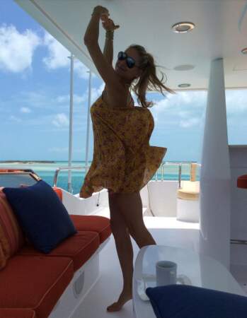 En dansant sur son yacht... (Souvent sur la musique de son chéri Enrique Iglesias)