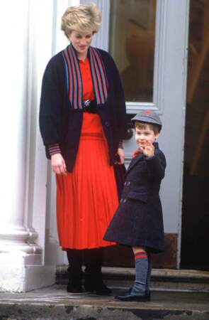 Maman princesse Diana accompagne William, 5 ans, pour son premier jour d'école