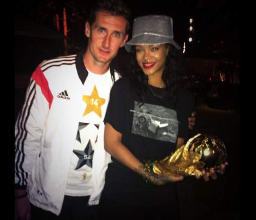 Mais qui voilà ? Rihanna, qui a réussi à s'incruster à la fête des Allemands après leur victoire en Coupe du monde