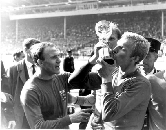 1966 - Le capitaine anglais Bobby Moore reçoit le trophée par le créateur de la Coupe du monde, Jules Rimet