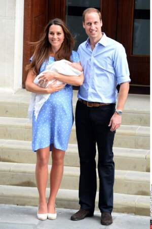 Le duc et la duchesse de Cambridge présentent leur premier enfant le prince George, né le 22 juillet 2013
