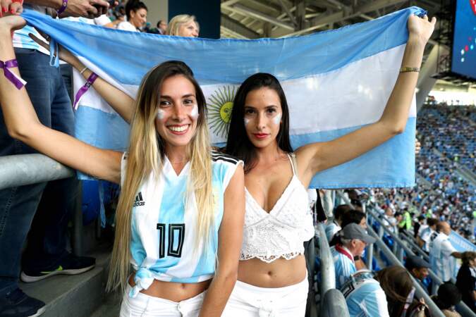 Parmi les 30 000 Argentins en furie au dernier match de poules, quelques (très) jolies demoiselles