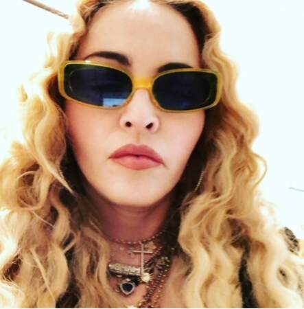… Madonna pionce derrière ses lunettes…