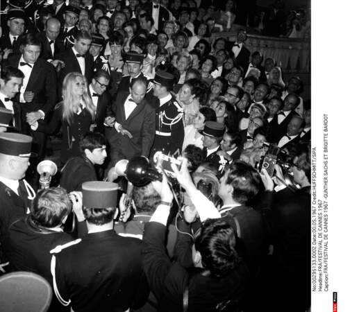 1967, l'arrivée de Brigitte Bardot et Gunther Sachs sur les marches déclenche une véritable émeute parmi les fans