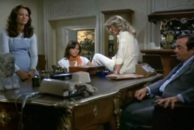 Cette scène culte dans Charlie et ses drôles de Dames, dans le bureau avec Charlie à l'autre bout de l'interphone