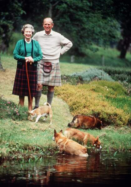 La reine Elisabeth et le duc d'Edimbourg adorent se balader à Balmoral en Écosse avec leurs corgis !