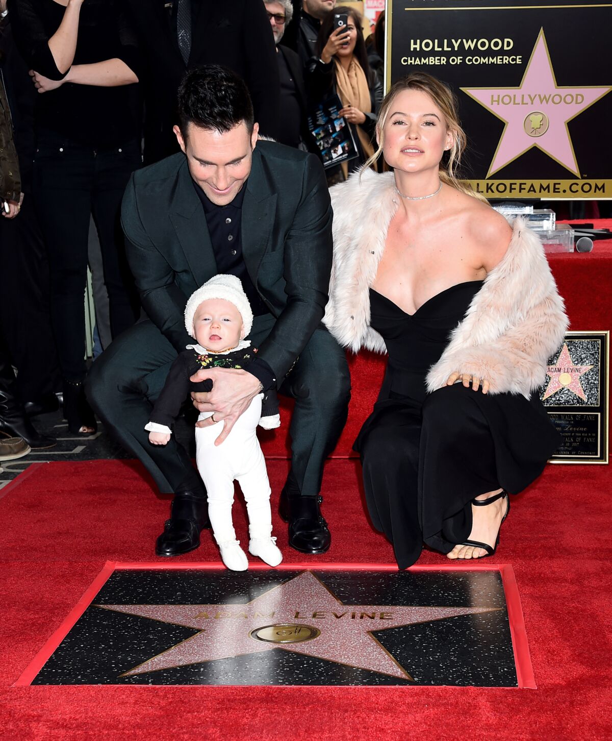 Craquant Adam Levine Et Son épouse Posent Avec Leur Bébé Pour La Première Fois Télé Loisirs