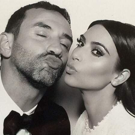 Kim Kardashian a dit oui à son chéri, dans une robe signée Riccardo Tisci pour Givenchy, ici en photo ! 