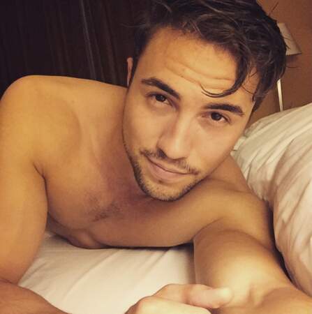 Nouvelle journée, nouveau selfie dans le lit pour Olivier Dion