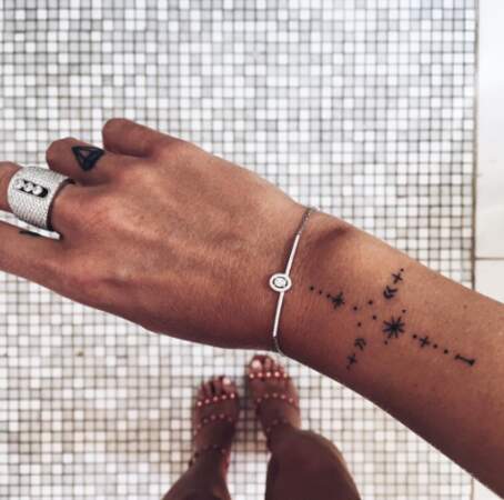 Autre selfie poignet cette semaine : Caroline Receveur, qui nous montre par la même occasion un de ses tattoos. 