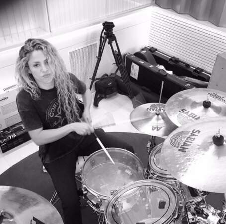 Shakira jouait de la batterie. 