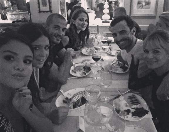 Selena Gomez en plein dîner aux côtés d'Adèle Exarchopoulos (si, si !)