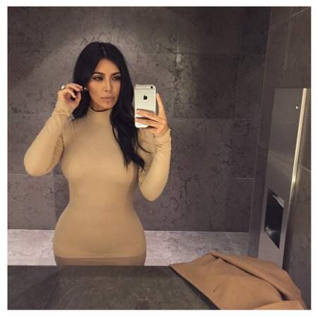 Kim Kardashian, passion selfie dans les toilettes !