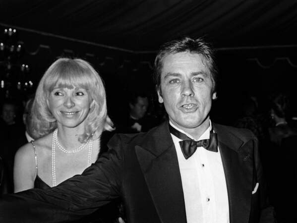 Mireille Darc et Alain Delon lors du Gala de Cartier place Vendôme à Paris le 24 octobre 1980