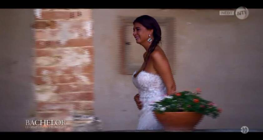 Dans la catégorie "blanc virginal" : Martika, tout juste éconduite par le Bachelor dans sa "robe de mariée"... 