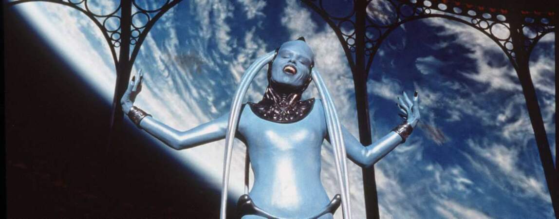 1997, Le cinquième élément : la diva Plavalaguna est interprétée par l'actrice Maïwenn. 