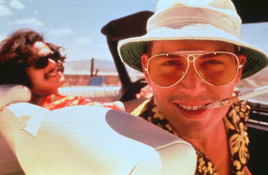 Affublé d'une chemise à fleurs, d'un bob et d'une paire de lunettes de soleil dans Las Vegas Parano (1998)