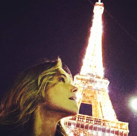Sophia Bush en admiration devant la Tour Eiffel