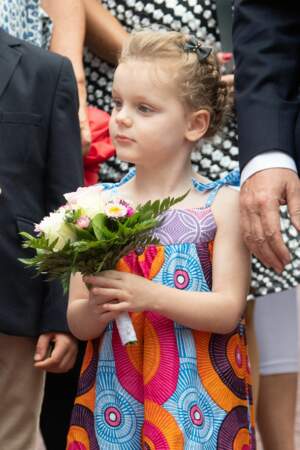 Gabriella est aussi fière de son bouquet que sa magnifique robe