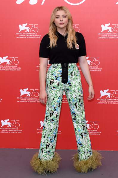 Chloë Grace Moretz et son pantalon à plumes psychédélique sur le tapis rouge de Suspiria