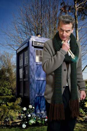 Le 12ème Docteur : Peter Capaldi (2013-2017) Les pronostics allaient bon train concernant le futur remplaçant de Matt Smith. Certains espérait une femme, d'autres ont suggéré qu'Idris Elba (Luther) ferait un formidable Docteur. Ce sera finalement Peter Capaldi, merveilleux acteur vu notamment dans The Thick of it. Capaldi n'est pas étranger à l'univers de Doctor Who puisqu'il a joué dans La Chute de Pompéi (saison 4 épisode 2), dans lequel apparaissait aussi d'ailleurs Karen Gillan, dans la peau d'une prêtresse. Capaldi a également eu un rôle important dans Children of the Earth, la saison 3 de Torchwood. Capaldi a enfilé le costume du Docteur pour la première fois dans l'épisode spécial de Noël