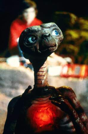 1982, E.T. l'extra-terrestre : le petit être, échoué à Los Angeles, n'aspire qu'à une chose : rentrer chez lui.