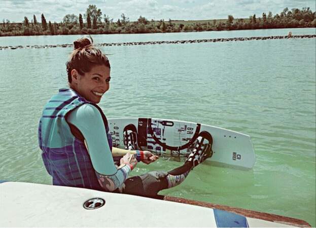 Pendant ce temps, Laury Thilleman continue de mettre en avant sa passion : le wakeboard