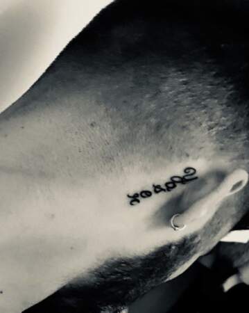Le chanteur Zayn Malik s'est fait tatouer le prénom de son papa derrière l'oreille. 