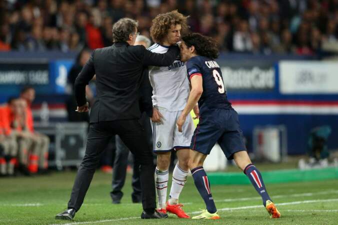 Luiz et Cavani sont visiblement en désaccord. "Non, j'aime pas ta coupe de cheveux !" 