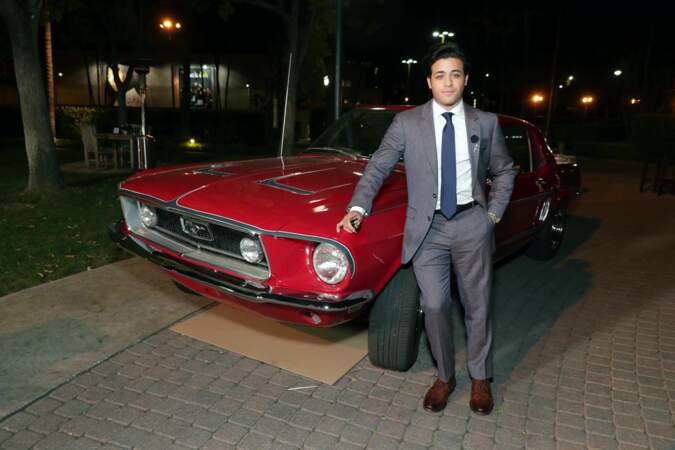 L'acteur Christian Navarro pose avec la fameuse voiture de la série 