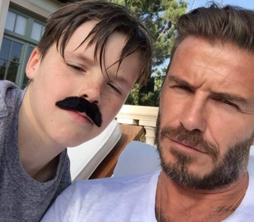 Cruz Beckham a plus de moustache que son papounet. 