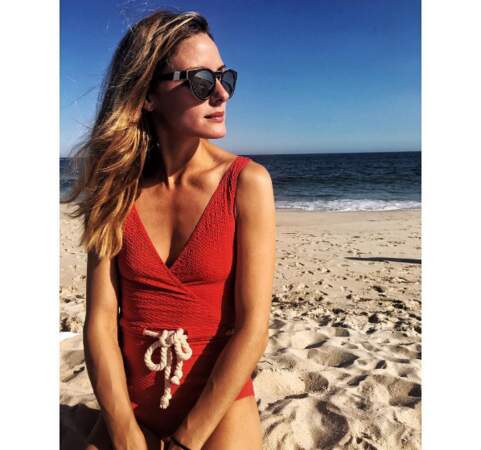 Olivia Palermo façon Alerte à Malibu sur la plage...
